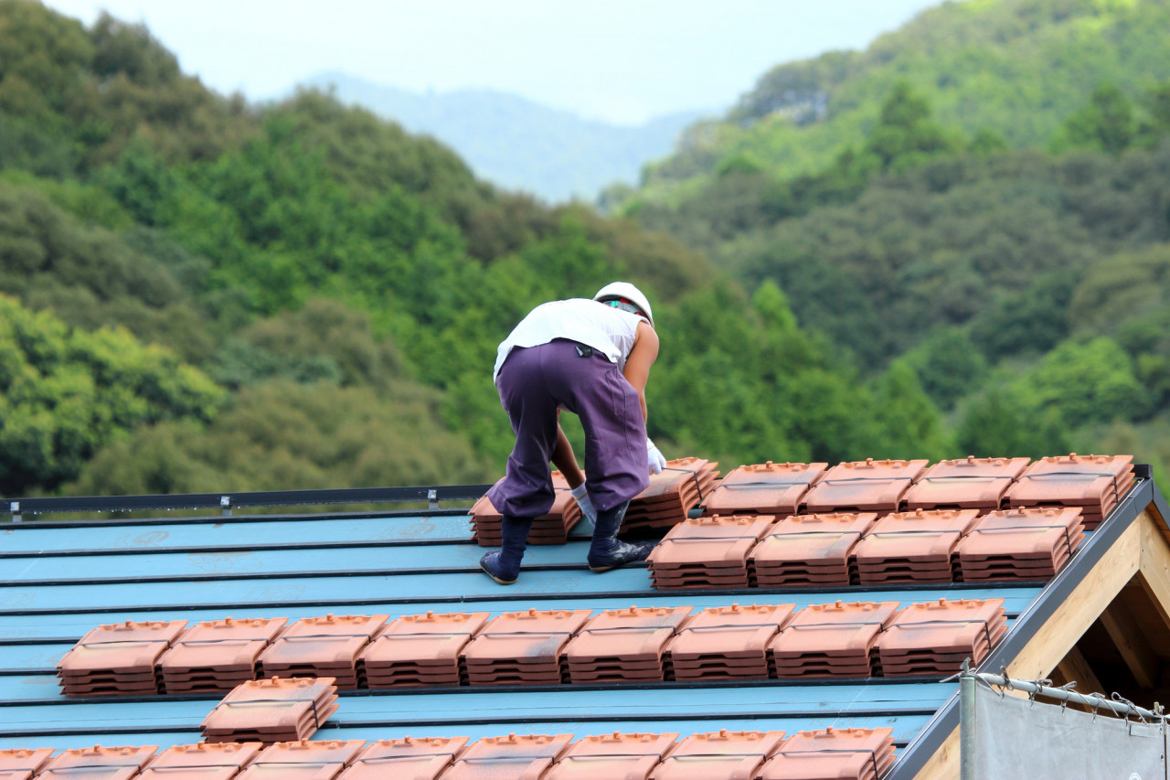 屋根工事の作業をしている職人